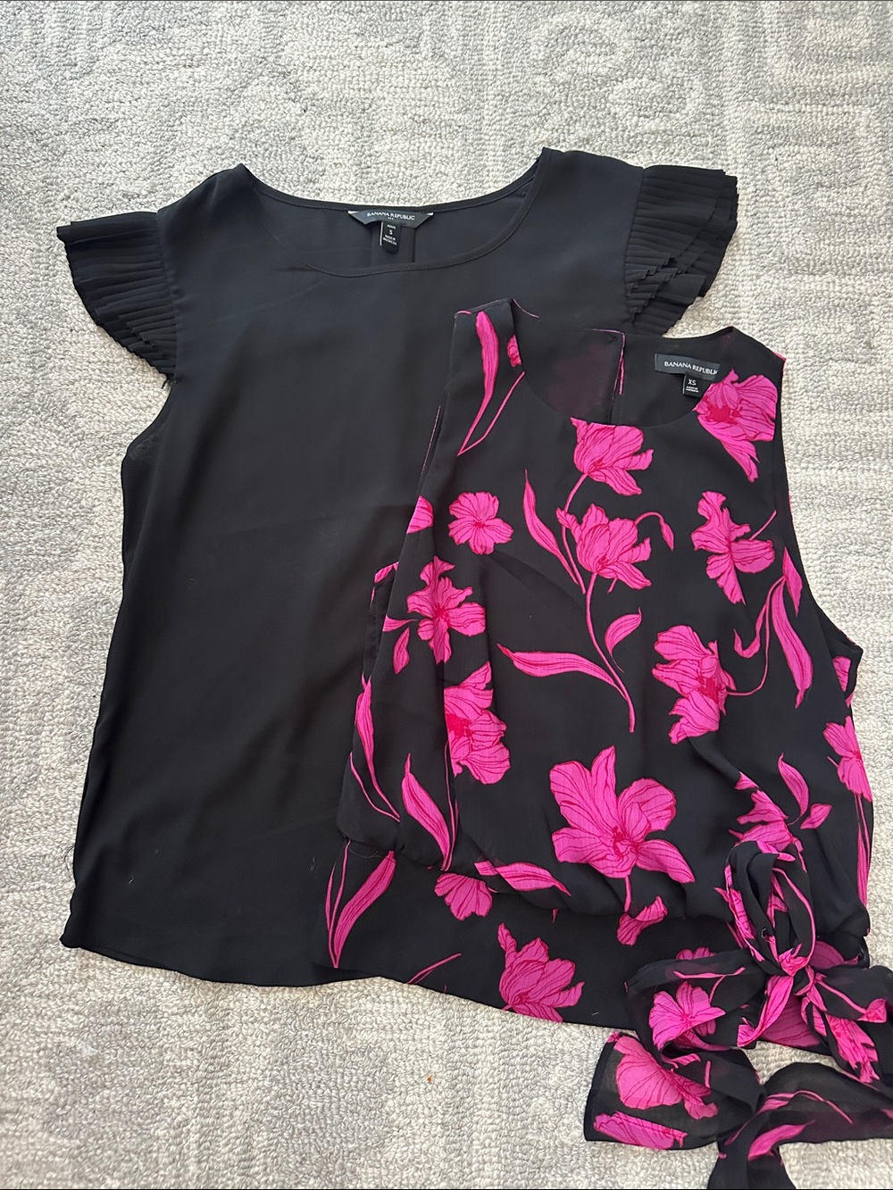 Bundle (2x) of Banana Republic Black & Fuchsia Blouses | XS/S